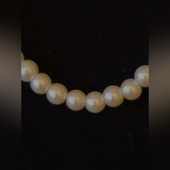 White pearly beaded necklace. - Picture 2 of 3
